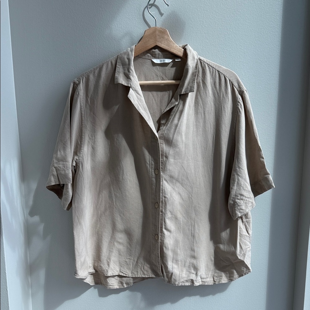 Uniqlo Cropped Women's Blouse in Light Brown/Beige
